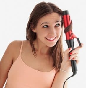 chica utilizando el rizador